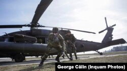 Soldați români și americani în cadrul unor exerciții ale NATO la baza Mihail Kogălniceanu