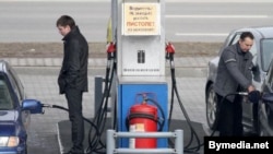 Водители заправляют автомашины бензином на автозаправочной станции. Иллюстративное фото. 