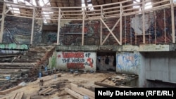 Графити в основната зала на "Дом паметник на БКП"