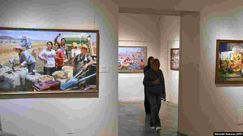 A kiállítás orosz fogadtatása vegyes volt. Egy nézelődő kritizálta a festmények hivalkodó jellegét. Egy másik fiatal látogató egy riporternek azt mondta, hogy arra számít, Oroszország és Észak-Korea szövetsége rövid életű lesz, és „csak az ukrajnai háború idejére tart ki”