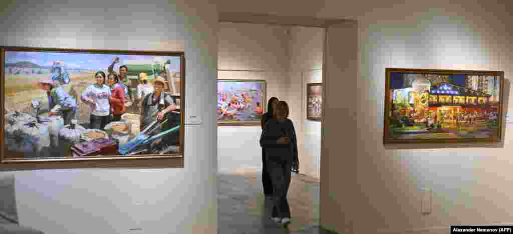 Посетители московской выставки.Реакции россиян оказались смешанными. Некоторые даже мягко покритиковали "хвастливый" характер представленных картин. Один молодой посетитель сказал репортеру AFP, что надеется на то, что союз Москвы и Пхеньяна будет кратковременным и закончится вместе с войной в Украине.