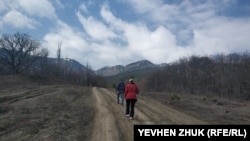 Туристы идут к озеру