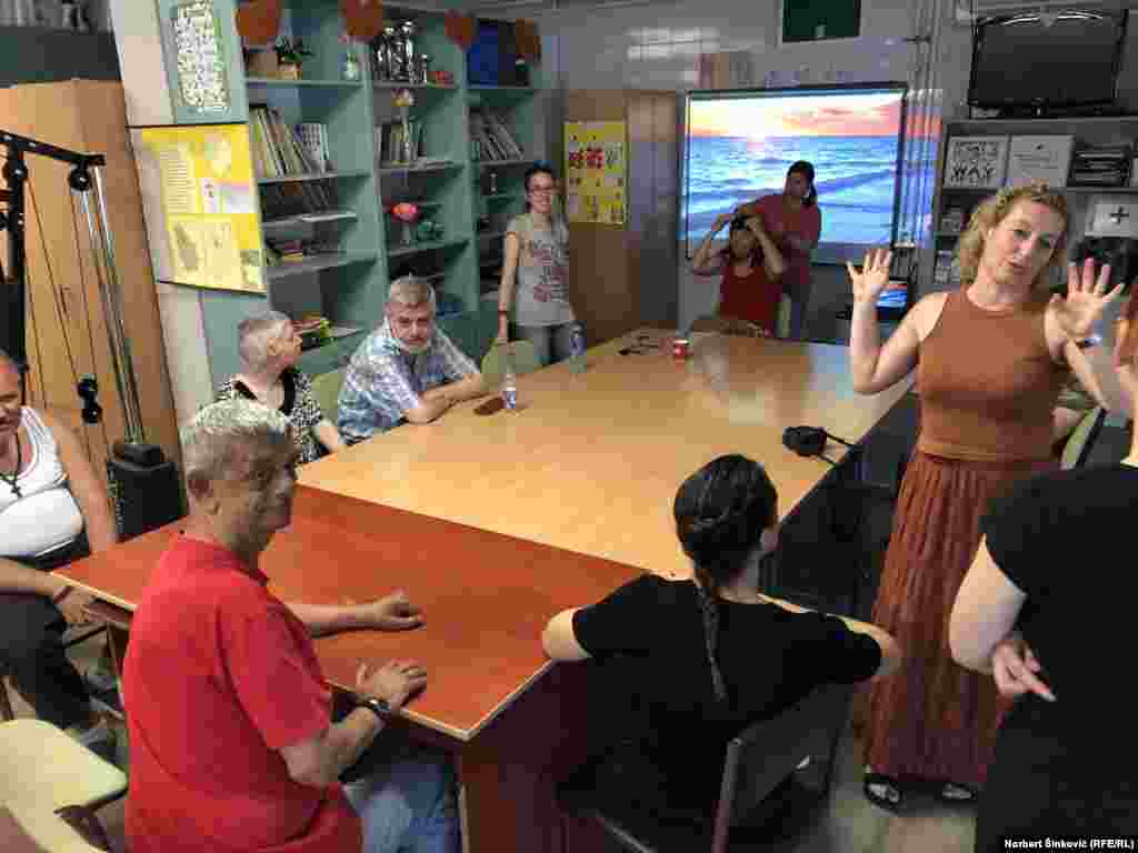 A gosti i kupci otkad traje epidemija korona virusa sve su ređi. Virus je uticao i na opstanak ovog boravka, jer osim manjeg interesovanja donatora, neizvesna je i finansijska podrška grada ovoj inicijativi.