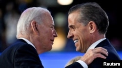 Președintele SUA, Joe Biden, (stânga) și fiul său, Hunter Biden (dreapta).