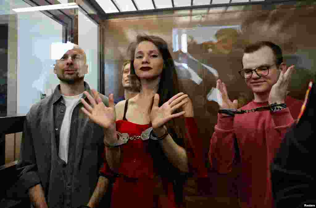 Российские журналисты Сергей Карелин (слева), Константин Габов (второй слева), Антонина Фаворская и Артём Кригер на судебном заседании в Москве 15 апреля. Впоследствии всех их приговорили к 5,5 годам лишения свободы за деятельность, связанную с Фондом борьбы с коррупцией (ФБК) Алексея Навального, который российские власти признали "экстремистской организацией". REUTERS/Yulia Morozova