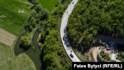 Kosovë: Rrugë që lidh Prishtinën me Gjilanin, e cila është afër liqenit të Badovcit. Fotografi nga arkivi. 