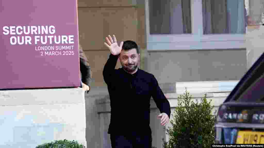 Volodimir Zelenszkij ukrán elnök az Ukrajnával foglalkozó csúcstalálkozó napján Londonban. Starmer szombaton melegen üdvözölte a láthatóan megrendült Zelenszkijt, és azt mondta: Nagy-Britannia, Ukrajna, Franciaország és néhány más ország létrehozza a Tettre készek koalícióját,&nbsp;és kidolgoz egy béketervet, amelyet bemutat Trumpnak