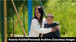 Ксениа Колдин со нејзиниот брат Серхи по враќањето во Украина