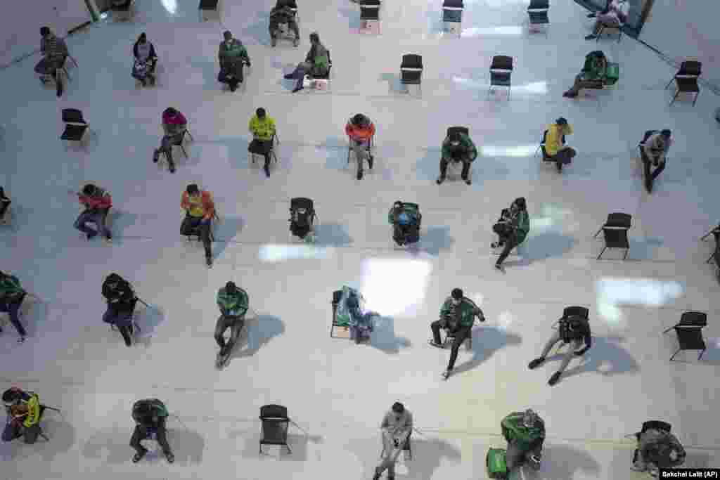 Ljudi čekaju svoje porudžbine hrane u tržnom centru u Bangkoku na Tajlandu, 24. mart. &nbsp;