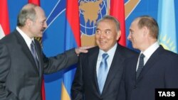 Президент Беларуси Александр Лукашенко, президент Казахстана Нурсултан Назарбаев и президент России Владимир Путин. 