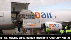 Istovar vakcina na aerodromu u Beogradu