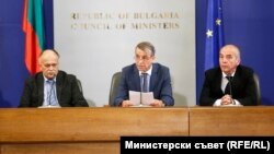 Проф. Коста Костов от Университетската болница “Света Анна” в София е председател на Медицинския съвет. Вдясно е доц. Атанас Мангъров, а вляво доц. Бойко Пенчев