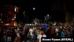 Протестиращи при централата на „ДПС – Ново начало“ на ул. „Врабча“ 23