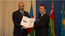 მამუკა ბახტაძეს სიგელს გადასცემს ზურაბ ნასარაიას.