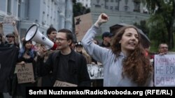 Anularea independenței NABU și SAPO i-a înfuriat pe mulți ucraineni, mai ales pe tineri, care au ieșit imediat în stradă pentru a protesta, deși cu numai cu câteva ore înainte rachetele și dronele rusești bombardaseră Kievul și alte orașe.