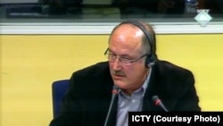 Momir Stojanoviq si dëshmitar i mbrojtjes në gjyqin e shefit të Drejtorisë së Sigurisë Publike të Ministrisë serbe të Punëve të Brendshme, Vllastimir Gjorgjeviq, në Hagë. Shkurt, 2010.