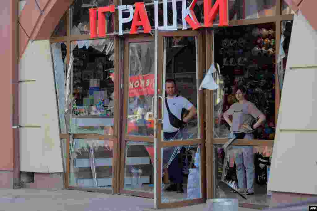 Proprietarii și angajații fac curățenie și evaluează pagubele, după ultimul atac rusesc. 