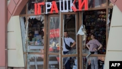 Россия регулярно атакует Одессу, но городские пляжи заполнены отдыхающими. На фото: магазин, поврежденный в результате массированной атаки российскими дронами, 24 июля 2025 года