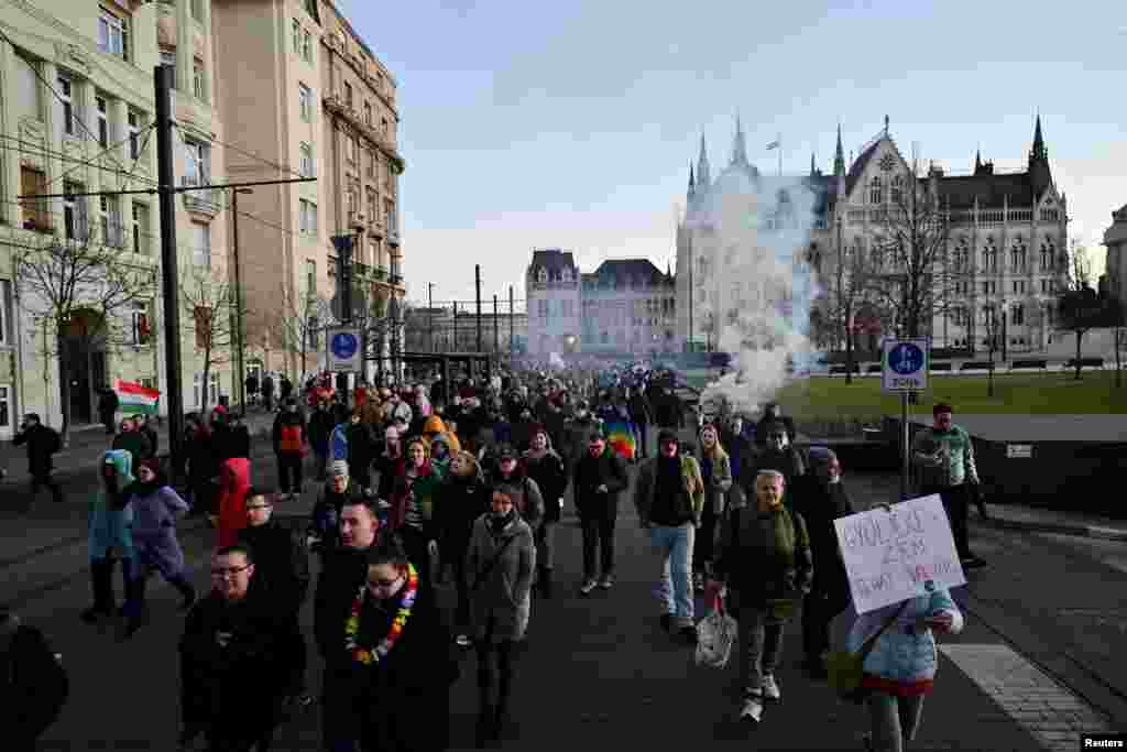 Az Országháztól a Margit híd felé vették az irányt a résztvevők.