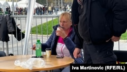 Dijana Hrka, majka jednog od 16 poginulih u Novom Sadu, štrajkuje glađu pored zgrade Skupštine Srbije u centru Beograda, 3. novembar 2025. 