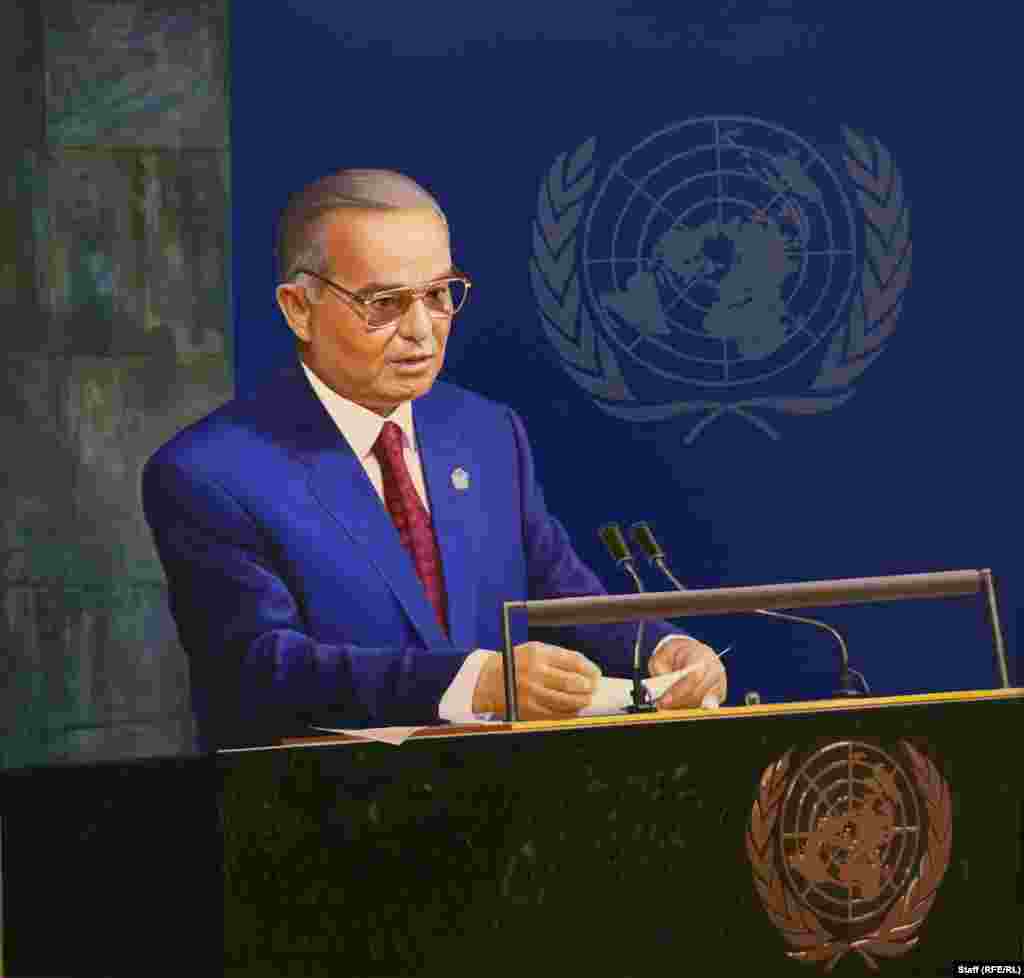 Маслено платно, на което Каримов е нарисуван като оратор пред Общото събрание на ООН. Цялата изложба е озаглавена „Сърцето, прегърнало вселената“. По време на управлението на Каримов узбекистанската икономика се мъчеше да излезе от десетилетия на изолация и бедност, въпреки че през последното десетилетие от режима му се наблюдаваше стабилен икономически растеж.