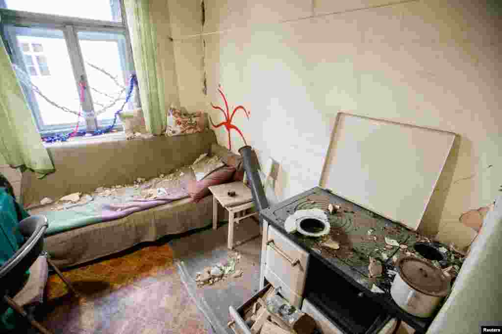 Šteta u kući Ankice Lončarević nakon zemljotresa magnitude 5,2 u Petrinji u Hrvatskoj, 28. decembra 2020. REUTERS / Antonio Bronic