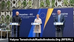 Верховная представительница ЕС по иностранным делам и политике безопасности Кая Каллас, премьер-министр Украины Денис Шмыгаль и министр иностранных дел Украины Андрей Сибига во время встречи для создания спецтрибунала по преступлениям России. Львов, 9 мая 2025 года