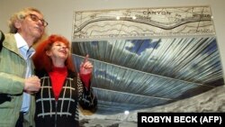 Christo și Jeanne-Claude discută planul ultimei lor lucrăări în curs „Peste râu; proiect pentru râul Arkansas , Colorado", 29 ianuarie 2002 la National Gallery din Washington, DC, în timpul unei previzualizări de presă