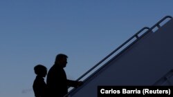 Donald Trump volt amerikai elnök a hivatala utolsó napján és Melania Trump first lady elhagyják az Andrews légitámaszpontot 2021. január 20-án. 