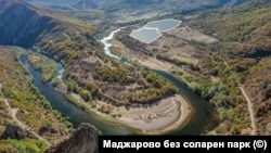 Меандърът на река Арда край Маджарово. В сиво са имотите, на които е предвиден строежът на соларния парк.