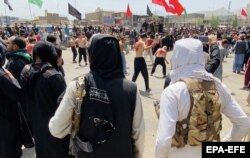 Talibani stražare dok šiitski muslimani prisustvuju povorci žalosti tokom Ašure u Kabulu, 19. avgusta 2021.