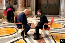 În această fotografie oferită de Biroul de Presă al Președinției Ucrainei, președintele ucrainean Volodimir Zelenski (dreapta) și fostul președinte american Donald Trump discută în timpul funeraliilor Papei Francisc, la Vatican, sâmbătă, 26 aprilie 2025.