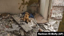 Дитяча іграшка в п’ятиповерховому будинку, зруйнованому ракетним ударом. Часів Яр, 10 липня 2022 року