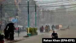 باران او سېلاب د پاکستان تر ټولو لوی ښار کراچۍ کې زیات خلک ځپلي دي 