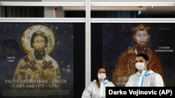 Медицински работници со заштитна опрема во импровизиран центар за вакцинација во Белград, 9 февруари 2021 година