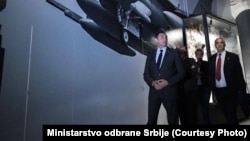 “Komandantët e brigadave heroike vizitojnë ekspozitën në Muzeun e Beogradit” - është titulli i lajmit në ueb-faqen e Ministrisë serbe të Mbrojtjes. Në fotografi: Millosh Gjoshan (djathtas) me ministrin e atëhershëm të Mbrojtjes, Aleksandar Vullin, 3 maj 2019.