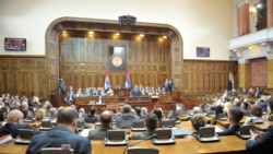 "Ja mislim da i Skupština Srbije treba da zaseda. Prošle nedelje je, kao što smo videli, zasedao parlament Hrvatske i raspravljao o ekonomskim merama Vlade", rekao je za RSE Dragan Šormaz, poslank SNS-a (fotografija sa jedne od sednica Skupštine Srbije 2019. godine)