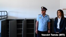 Varga Judit igazságügyi miniszter és Tóth Tamás vezérőrnagy, a büntetés-végrehajtás országos parancsnoka egy Veszprém megyei börtön új épületszárnyának átadásán 2020. július 13-án