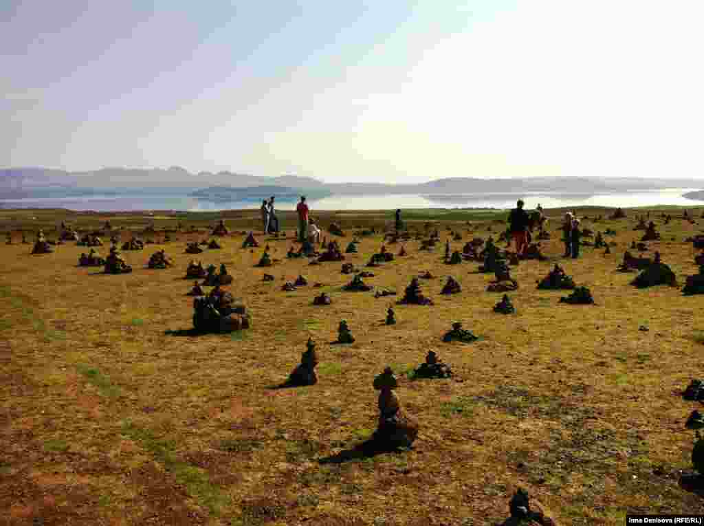 Каменные пирамидки на подъезде к парку Тингвеллир ставят их на удачу и называют &quot;троллями&quot; - это традиция - построить &quot;тролля&quot; - заимствована из Норвегии.&nbsp;