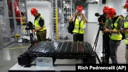 O baterie de autovehicul electric, în componența căreia intră, pe lângă litiu, cantități importante de grafit și cupru, din care România deține zăcăminte considerate de importanță strategică la nivel european.