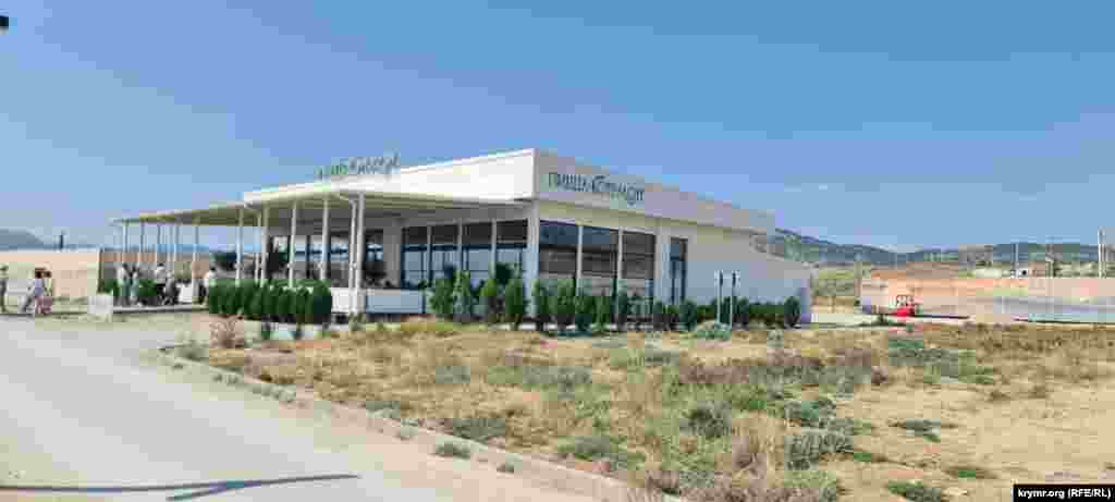 Кафе, как грибы, разрастаются на территории фестиваля