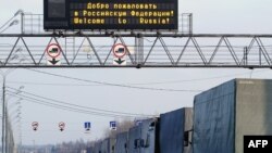 Грузовые фуры на пограничном переходе в Смоленской области на границе Беларуси и России.