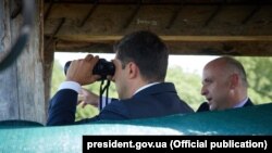 ვოლოდიმირ ზელენსკი, უკრაინის პრეზიდენტი (მარცხნივ) და ირაკლი ანთაძე, სუს-ის ანალიტიკური დეპარტამენტის უფროსის მოადგილე