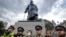 Statuia lui Winston Churchill, păzită de poliție, după ce a fost vandalizată în timpul protestelor antirasiste