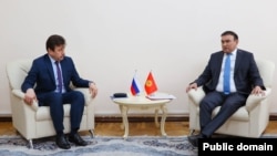 Посол России Сергей Варкунов (слева) и заместитель министра иностранных дел КР Алмаз Имангазиев. Бишкек. 14 апреля 2025 г.