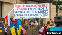 Учасники маршу солідарності з Україною у Польщі. Варшава, 23 листопада 2014 року