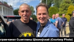 Игорь Карней (слева) и один из активистов белорусской оппозиции Франак Вечерка. Первое фото на свободе, 21 июня 2025 года