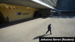 Europska komisija najavila je da će ponovno procijeniti farmaceutske lance opskrbe EU i pokušati ih diverzificirati kako bi „unutar bloka proizveli što više lijekova“. 