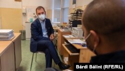 Az eboláért és a koleráért Egyiptomig ment tanulni.