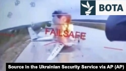 Një aeroplan ushtarak rus shihet duke u djegur pas sulmit ukrainas me dronë në bazën ajrore Belaja, afër kufirit të Rusisë me Mongolinë.